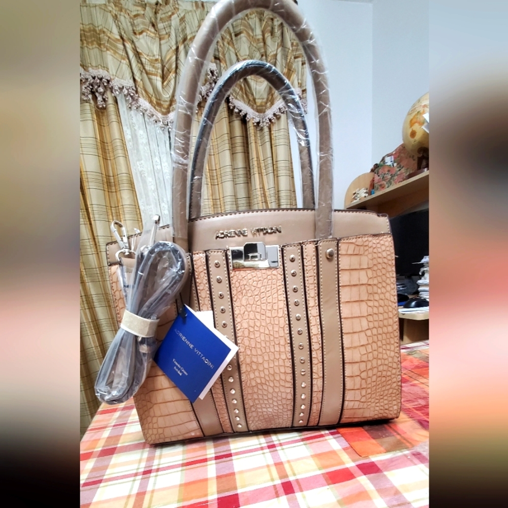 NWT Adrienne Vittadini Shoulder/Handbag; Large Sz;Tan Color;Top Zipper, Lined$80
